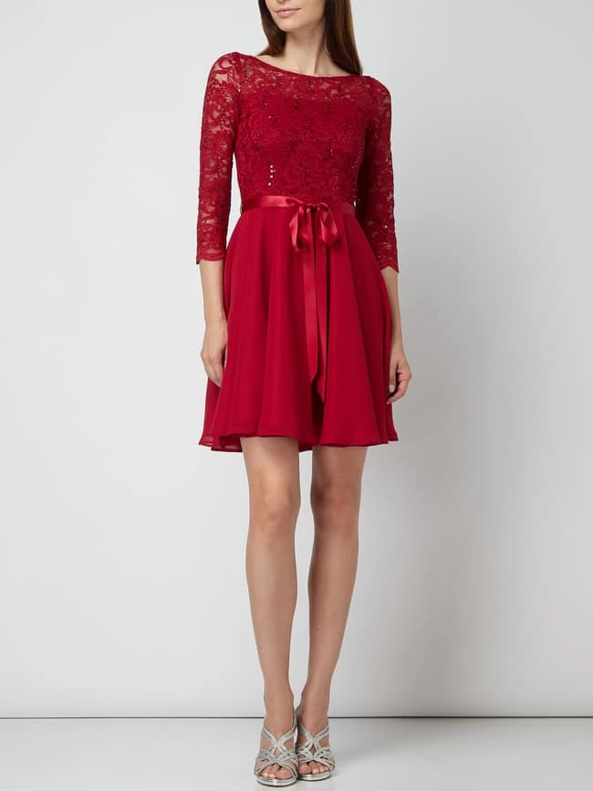 Swing Cocktailkleid Aus Häkelspitze Modell 'STAMM' - Bordeaux Rot 1 Swing Cocktailkleid Aus Häkelspitze Modell 'STAMM' - Bordeaux Rot