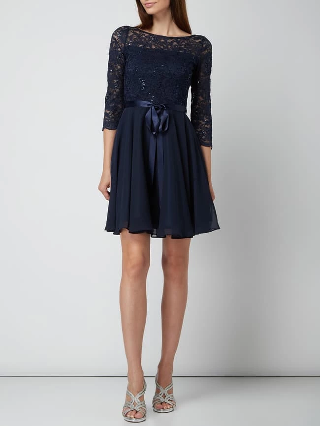 Swing Cocktailkleid Aus Häkelspitze Modell 'STAMM' - Marineblau 1 Swing Cocktailkleid Aus Häkelspitze Modell 'STAMM' - Marineblau